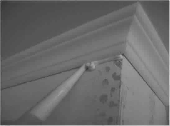 Заделка швов в потолочных плинтусах. 