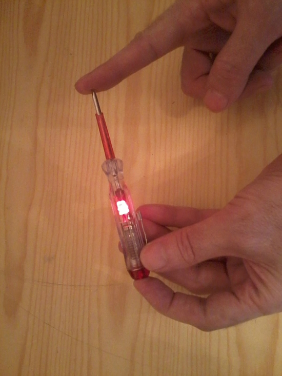 Индикатор горит, цепь замкнута