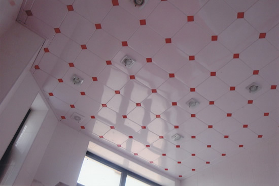 Интересное цветовое решение кассетного потолка