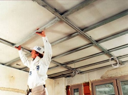 Коммуникации, кабели и проводка пропускаются под направляющими