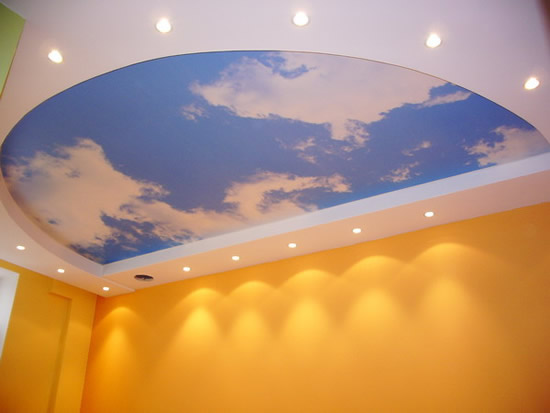 Пример отделки потолка натяжной системой