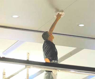 как помыть потолок