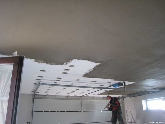 Как поштукатурить потолок