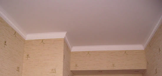 Так выглядят правильно обрезанные углы потолочного плинтуса