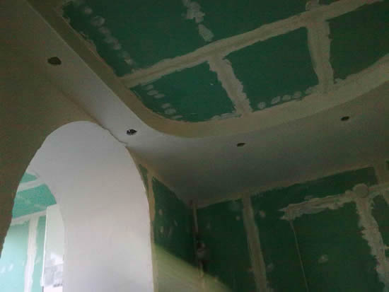 Выбор потолка на кухне – непростая задача