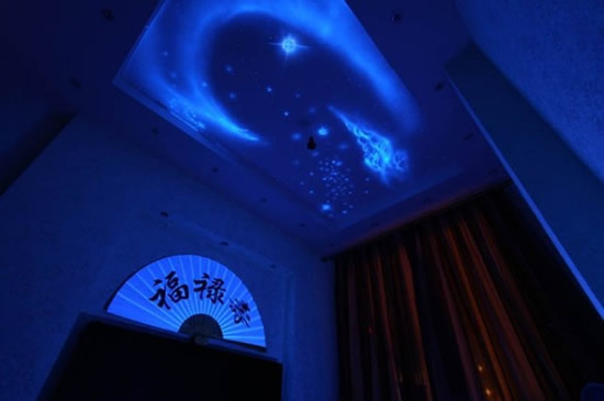 Свет люминесцентных красок в ночи