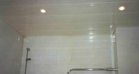 ПВХ-потолок в ванной комнате