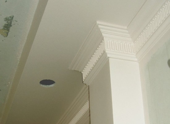 Широкий плинтус для высокого потолка