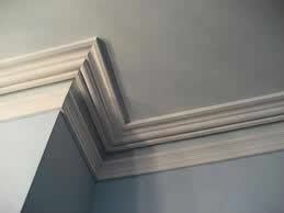 как вырезать угол потолочного плинтуса