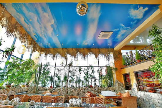 Какие потолки бывают: кафе в средиземноморском стиле