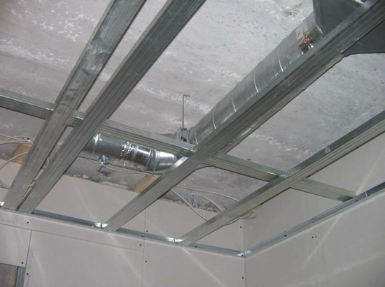 Вентиляционные трубы над каркасом