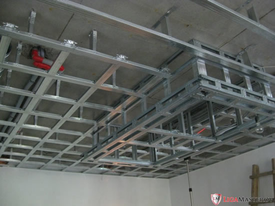 Каркас с вертикальными стойками для потолка в двух уровнях