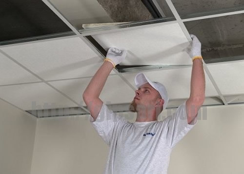 Устанавливаем панели кассетного потолка