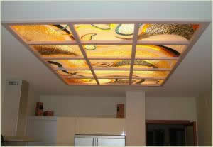 Комбинация подвесных потолков из стекла и гипсокартона