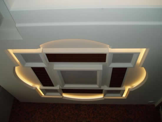 Контрасты и освещение, как главный декор потолка