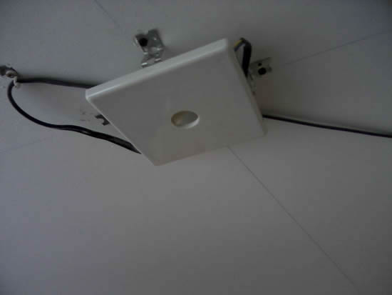 крепление люстры к натяжному потолку