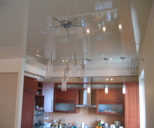 Натяжной потолок на кухне