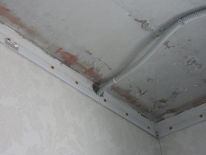 Что скрывает натяжной потолок