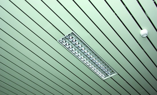 Металлический реечный потолок