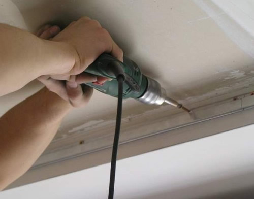 Прикручиваем профиль к стене