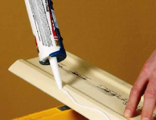 Нанесение клея на плинтус