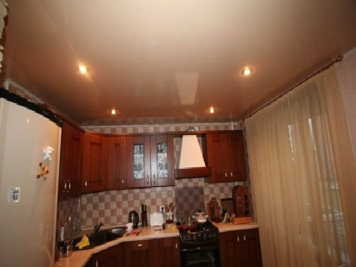 Тканевые натяжные потолки на кухне с маленькими габаритами