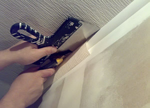 Обрезка излишков обоев