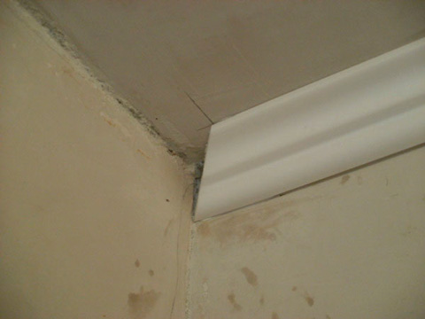 Подрезаем правый угол плинтуса