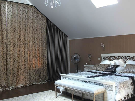 Одинарный полозковый карниз на фронтонной стене