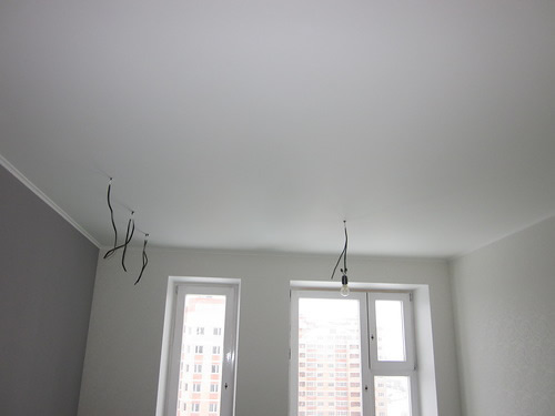 Оштукатуренный потолок – классика жилых интерьеров