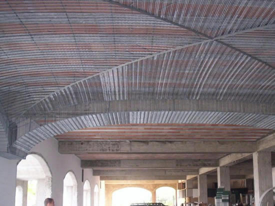 Оштукатуривание потолка в производственном помещении