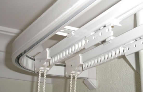 Основные преимущества и характеристики потолочных карнизов