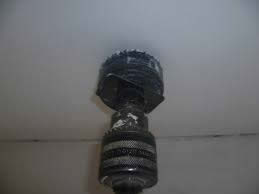 Делаем отверстие для светильника при  помощи коронки