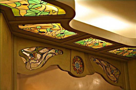 Деревянный витраж, как украшение потолка