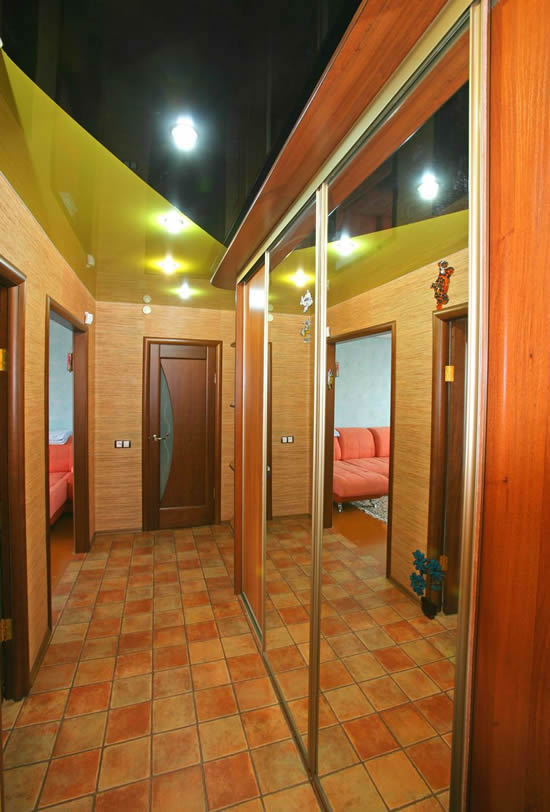 Отделка потолка в коридоре