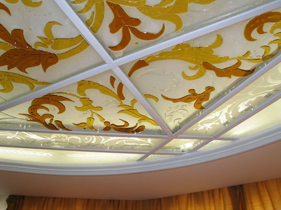 Отделка стекла методом цветного наклада