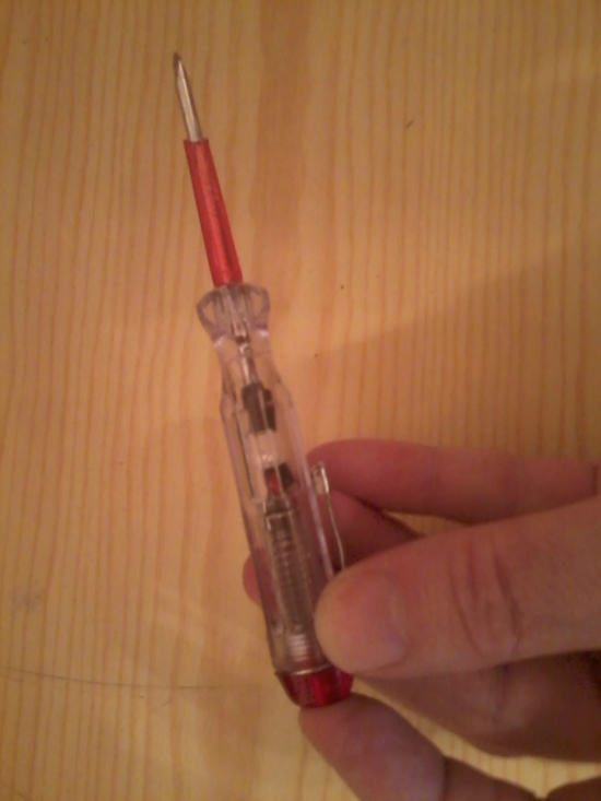 Палец на верхнем контакте