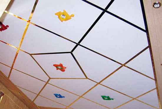 Потолок, отделанный пенопластовой плиткой