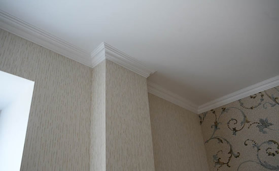 Плинтус потолочный на обои