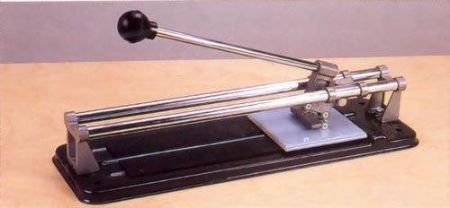 Обрезка элемента при  помощи плиткореза