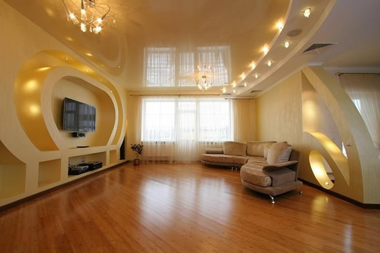 Фото натяжного потолка в гостиной