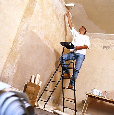 Грунтование поверхности с помощью валика