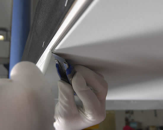 Подрезка потолочной ткани после заправки в багет