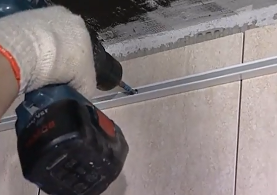 Установка пристенного плинтуса