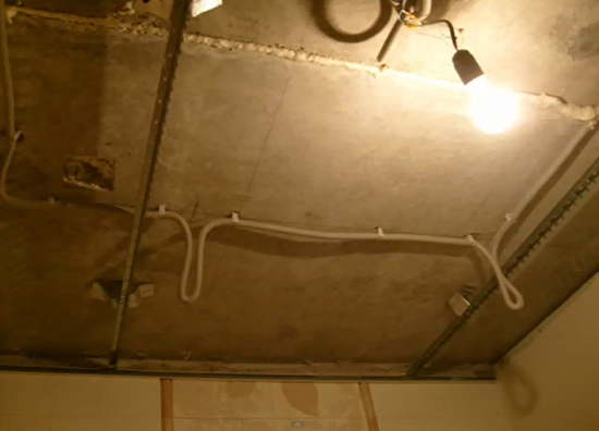 Укладка электропроводки и кабелей для коммуникаций