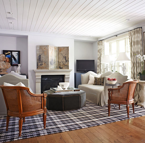 Покраска потолка по деревянному основанию