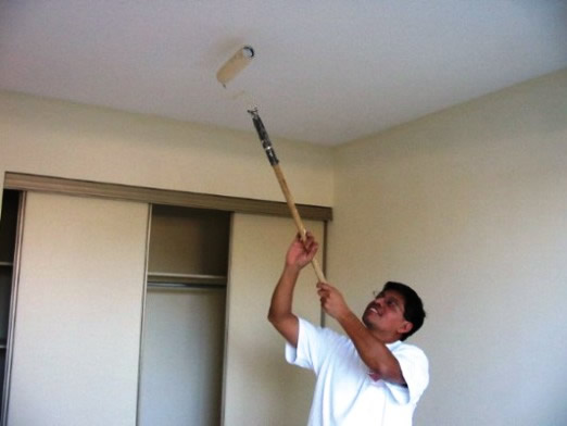 Окрашивание потолка валиком