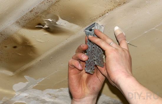 Установка подвесов для крепления универсальной траверсы