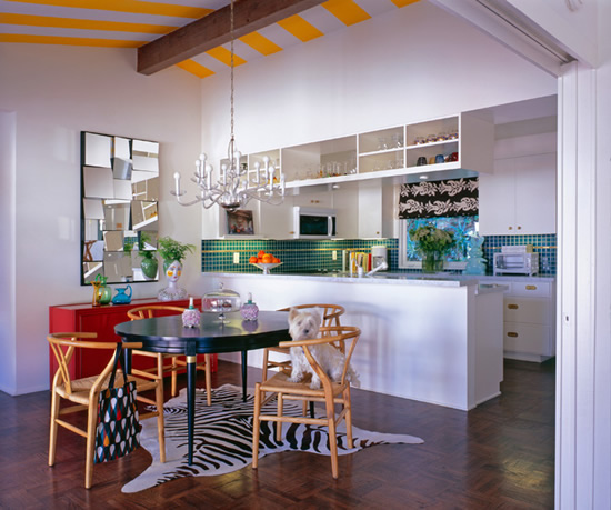 Потолки разноцветные: вариант для столовой