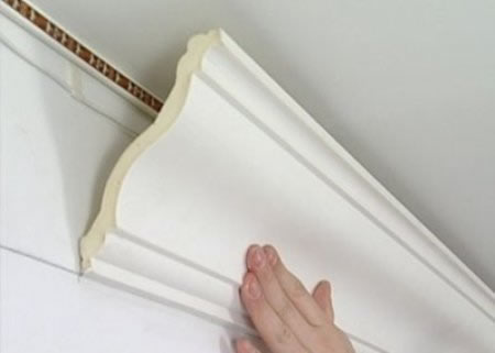 Так выглядит крепление карниза и светодиодной ленты к стене